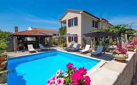 Apartments Bugenvila Brzac